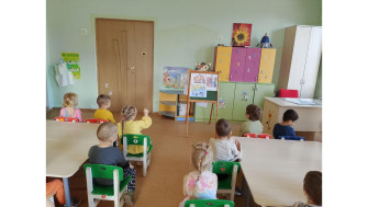 Положительный эмоциональный настрой в группах "Подсолнушки" и "Колокольчики" был создан при прослушивании коротких рассказов В. Осеевой.